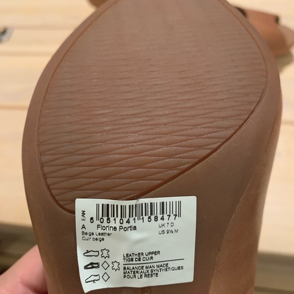 Heels - Clarks - Tan - Picture 5 of 5